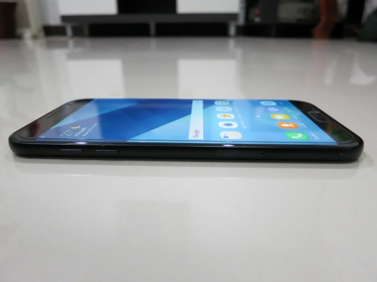 Samsung Galaxy A7 (2017) สีดำ สภาพใหม่ มีที่ชาร์ท ประกันศูนย์ถึง เม.ย.61 ส่งฟรี