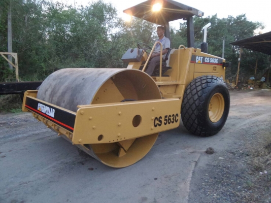 ขายรถบดสั่นสะเทือน CAT CS563-C ราคา 1,100,000 รถสวย 2 เพลา เล่มทะเบียน เครื่องแรง ปั้มดี ยางพร้อมใช้เก็บรายละเอียดใหม่หมด  ระบบการทำงานสมบูรณ์ สนใจรีบจองด่วนที่.081-3531946 ต่อ.บางนา &amp; ไอร์ดีลาย รถอยู่ กทม