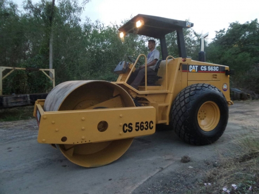 ขายรถบดสั่นสะเทือน CAT CS563-C ราคา 1,100,000 รถสวย 2 เพลา เล่มทะเบียน เครื่องแรง ปั้มดี ยางพร้อมใช้เก็บรายละเอียดใหม่หมด  ระบบการทำงานสมบูรณ์ สนใจรีบจองด่วนที่.081-3531946 ต่อ.บางนา &amp; ไอร์ดีลาย รถอยู่ กทม