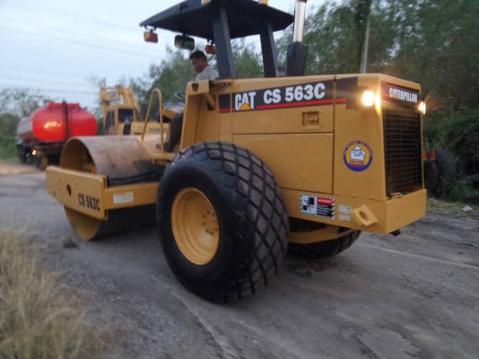 ขายรถบดสั่นสะเทือน CAT CS563-C ราคา 1,100,000 รถสวย 2 เพลา เล่มทะเบียน เครื่องแรง ปั้มดี ยางพร้อมใช้เก็บรายละเอียดใหม่หมด  ระบบการทำงานสมบูรณ์ สนใจรีบจองด่วนที่.081-3531946 ต่อ.บางนา &amp; ไอร์ดีลาย รถอยู่ กทม