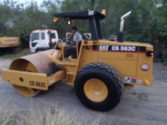 ขายรถบดสั่นสะเทือน CAT CS563-C ราคา 1,100,000 รถสวย 2 เพลา เล่มทะเบียน เครื่องแรง ปั้มดี ยางพร้อมใช้เก็บรายละเอียดใหม่หมด  ระบบการทำงานสมบูรณ์ สนใจรีบจองด่วนที่.081-3531946 ต่อ.บางนา &amp; ไอร์ดีลาย รถอยู่ กทม
