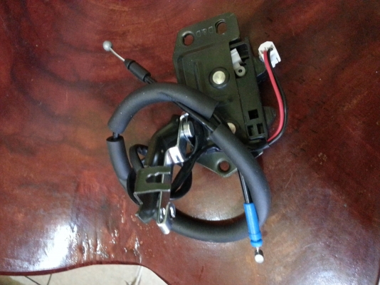 ขายกลอนประตูรถตู้ของใหม่ราคา800โทร0643130366