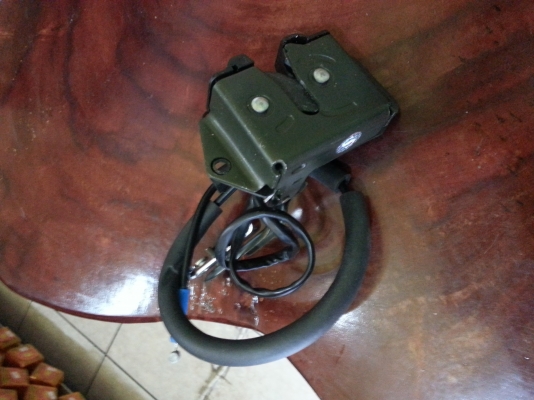 ขายกลอนประตูรถตู้ของใหม่ราคา800โทร0643130366