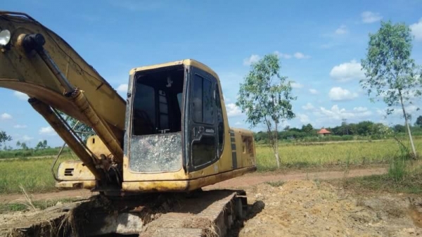 ขายดาว์น 265,000 บาท KOMATSU PC200-6 เครื่อง KOMATSU 6D95L-Turbo แรงดี ปั้มแรง โช่หน่า เอวแน่น ไฟฟ้าตัด (กล่อง-จอ อยู่) เอกสารเล่มทะเบียน  หมายเหตุ.(ต้องเปลียนสัญญา. )       คงเหลือ 15 งวด x 25,000 บาท =375,000 บาท  รถอยู่ จ.ขอนแก่น โทร 0610710295