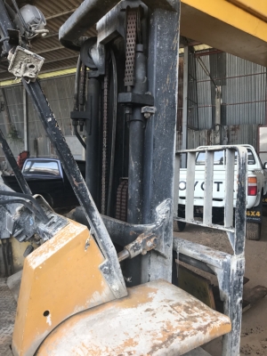 ขายด่วน รถโฟล์คลิฟ ยก 5ตัน 6ล้อ เสา4.50ม เครือง perkin4สูบ ดีเซล สภาพพร้อมใช้ เกียร์ทด ขาย270000