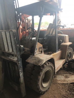 ขายด่วน รถโฟล์คลิฟ ยก 5ตัน 6ล้อ เสา4.50ม เครือง perkin4สูบ ดีเซล สภาพพร้อมใช้ เกียร์ทด ขาย270000