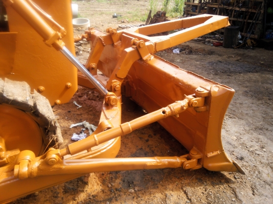 ขายรถแทรคเตอร์ KOMATSU D50A-15 ห้องเลี้ยวน้ำมัน พร้อมเขาล้มไม้ ราคา 400000