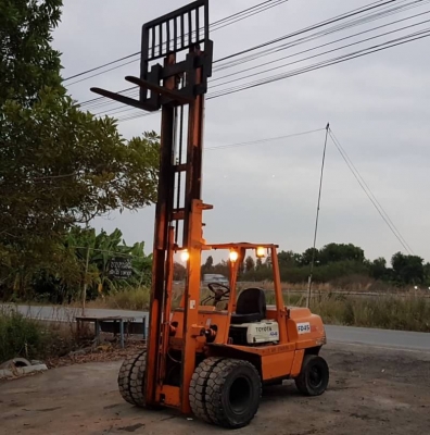 ขายด่วนรถยกดีเซลเกียรออโต้ขับง่ายTOYOTA4FD45ยก4.5ตันยกสูง4เมตรยางหน้าคู้ยางตัน6เส้นรถนอกนำเข้ายังไม่เคยใช้งานในเมืองไทยเลย