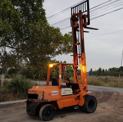 ขายด่วนรถยกดีเซลเกียรออโต้ขับง่ายTOYOTA4FD45ยก4.5ตันยกสูง4เมตรยางหน้าคู้ยางตัน6เส้นรถนอกนำเข้ายังไม่เคยใช้งานในเมืองไทยเลย
