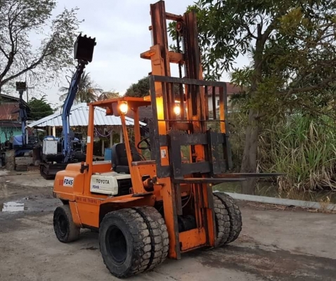 ขายด่วนรถยกดีเซลเกียรออโต้ขับง่ายTOYOTA4FD45ยก4.5ตันยกสูง4เมตรยางหน้าคู้ยางตัน6เส้นรถนอกนำเข้ายังไม่เคยใช้งานในเมืองไทยเลย