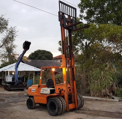 ขายด่วนรถยกดีเซลเกียรออโต้ขับง่ายTOYOTA4FD45ยก4.5ตันยกสูง4เมตรยางหน้าคู้ยางตัน6เส้นรถนอกนำเข้ายังไม่เคยใช้งานในเมืองไทยเลย