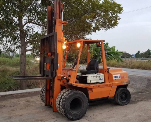ขายด่วนรถยกดีเซลเกียรออโต้ขับง่ายTOYOTA4FD45ยก4.5ตันยกสูง4เมตรยางหน้าคู้ยางตัน6เส้นรถนอกนำเข้ายังไม่เคยใช้งานในเมืองไทยเลย
