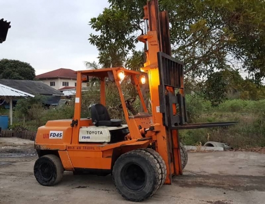 ขายด่วนรถยกดีเซลเกียรออโต้ขับง่ายTOYOTA4FD45ยก4.5ตันยกสูง4เมตรยางหน้าคู้ยางตัน6เส้นรถนอกนำเข้ายังไม่เคยใช้งานในเมืองไทยเลย