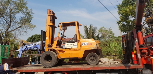 ขายด่วนรถยกดีเซลเกียรออโต้ขับง่ายTOYOTA4FD45ยก4.5ตันยกสูง4เมตรยางหน้าคู้ยางตัน6เส้นรถนอกนำเข้ายังไม่เคยใช้งานในเมืองไทยเลย