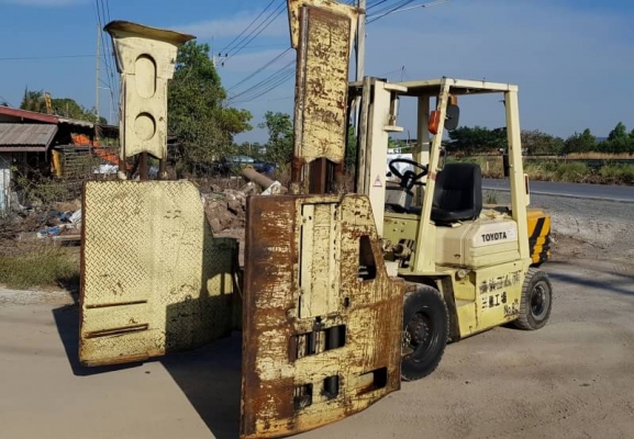 ขายด่วนรถยกTOYOTA5FG25ยก2.5ตันเสาสูง3เมตรติดตั้งตัวหนีบมาจากญี่ปู่นมารถนอกนำเข้ายังไม่เคยใช้งานในเมืองไทยเลย