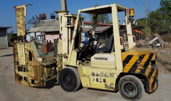 ขายด่วนรถยกTOYOTA5FG25ยก2.5ตันเสาสูง3เมตรติดตั้งตัวหนีบมาจากญี่ปู่นมารถนอกนำเข้ายังไม่เคยใช้งานในเมืองไทยเลย