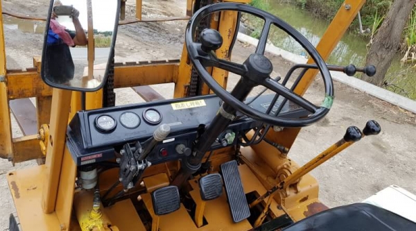 ขายด่วนรถยกดีเซลKOMATSU FD20-10 ยกได้2ตันยกสูง3เมตรยกจริงได้ถึง2.7ตันรถนอกเพิ่งนำเข้ามายังไม่เคยใช้งานในเมืองไทยเลย