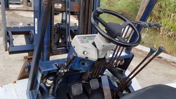 ขายด่วนรถยกKOMATSU FG20-11 ยกได้2ตันยกสูง4เมตรงากะดกได้ยางหน้าคู้รถนอกเพิ่งนำเข้ามายังไม่เคยใช้งานในเมืองไทยเลย