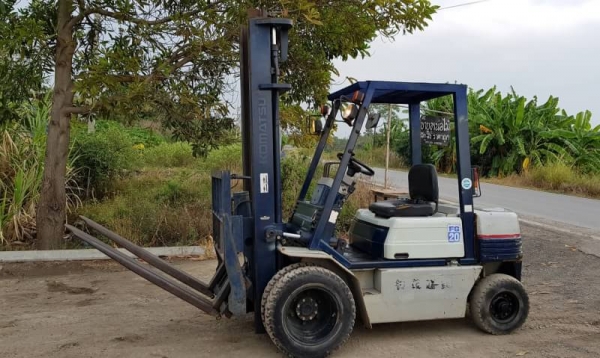 ขายด่วนรถยกKOMATSU FG20-11 ยกได้2ตันยกสูง4เมตรงากะดกได้ยางหน้าคู้รถนอกเพิ่งนำเข้ามายังไม่เคยใช้งานในเมืองไทยเลย