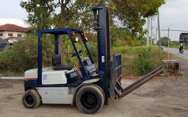 ขายด่วนรถยกKOMATSU FG20-11 ยกได้2ตันยกสูง4เมตรงากะดกได้ยางหน้าคู้รถนอกเพิ่งนำเข้ามายังไม่เคยใช้งานในเมืองไทยเลย