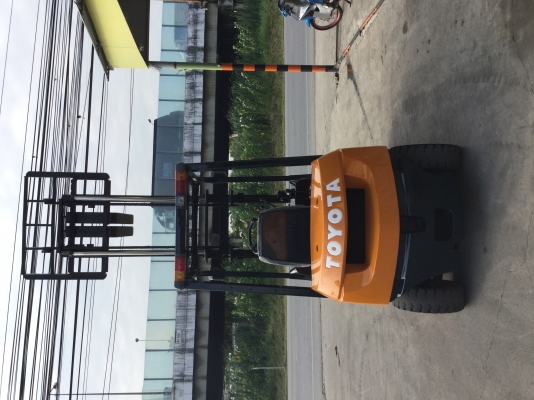 ขาย โฟรคลิฟท์ โตโยต้า รุ่น 7 ดีเซล 2. ตัน เสา  เมตร