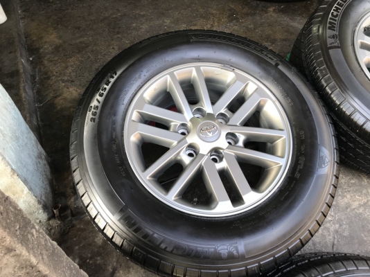 ล้อแม็ก Toyota Fortuner 50ปี ขอบ 17(สีเทากัน) พร้อมยาง 265-65-17 ปี 15 สภาพสวย