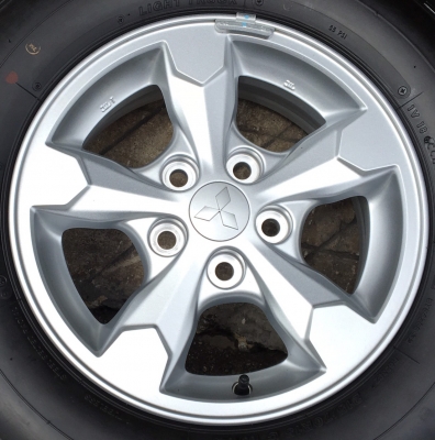 ล้อแม็กป้ายแดง Mitsu Triton ขอบ 15 พร้อมยางป้ายแดง 215-70-15 Bridgestone ปลายปี 17