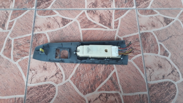 สวิทช์กระจก ประตู TOYOTA Prius ด้านหน้าขวา พร้อมกรอบ