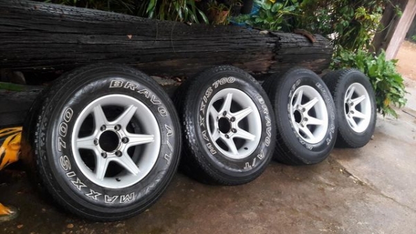 แม็กอ๊อฟโรด6รูพร้อมยางขอบ15เดิมๆไม่มีซ่อม