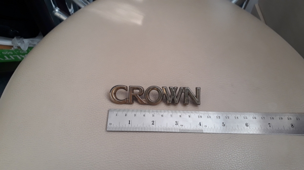 เพลทโลโก้ CROWN สีทอง