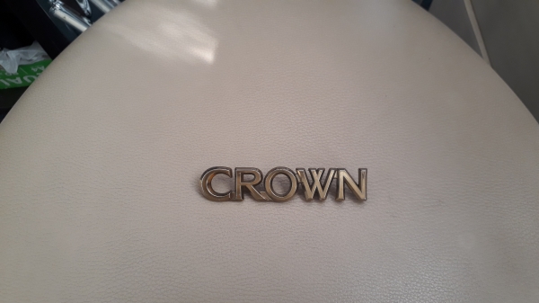 เพลทโลโก้ CROWN สีทอง