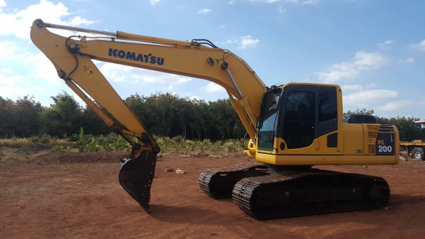 รถแบคโฮ KOMATSU PC 200-8 มีเล่มทะเบียนพร้อม จดทะเบียนปี 2559