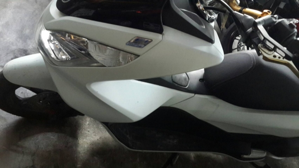ขาย Honda PCX 150 ปี 57 รุ่นไฟ Led มีกุญแจแม่เหล็ก เครื่องดีเดิมๆ ชุดสีภายนอกมีรอยล้มด้านขวา (ตามรูป) เล่มพร้อมชุดโอน