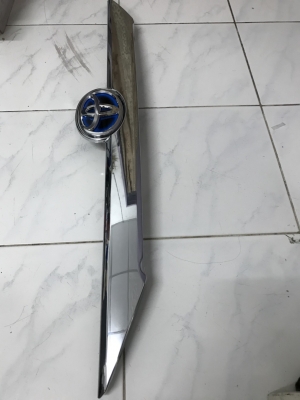 toyota camry hybrid acv50 คิ้วฝาท้าย โครเมี่ยม ของใหม่ สวย