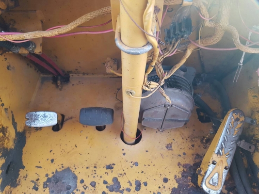 ขายรถตักล้อยาง KOMATSU 515-2 เอกสารเล่มทะเบียน ราคา 590,000 สะภาพเก่านอก รถสวยพร้อมใช้ 2 เพลา สนใจโทร.081-3531946 ต่อ.บางนา &amp; ไอร์ดีลาย รถอยู่ราชบุรี