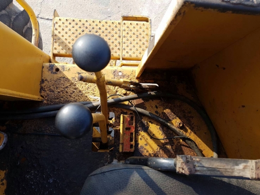 ขายรถตักล้อยาง KOMATSU 515-2 เอกสารเล่มทะเบียน ราคา 590,000 สะภาพเก่านอก รถสวยพร้อมใช้ 2 เพลา สนใจโทร.081-3531946 ต่อ.บางนา &amp; ไอร์ดีลาย รถอยู่ราชบุรี