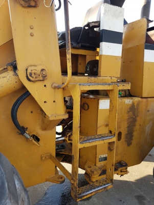 ขายรถตักล้อยาง KOMATSU 515-2 เอกสารเล่มทะเบียน ราคา 590,000 สะภาพเก่านอก รถสวยพร้อมใช้ 2 เพลา สนใจโทร.081-3531946 ต่อ.บางนา &amp; ไอร์ดีลาย รถอยู่ราชบุรี