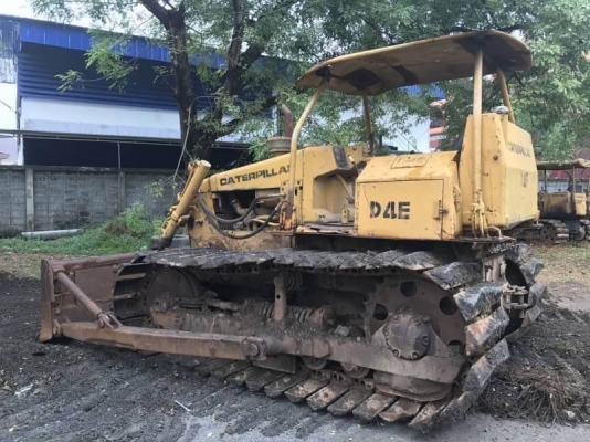 ขาย 320,000 บาท รถแทรกเตอร์ CATTERPILAR  D4E เกียร์ตัด 5 เกียร์ ตีนเป็ด ผานดันปรับระดับได้ รถใช้งานได้ ช่วงล้างพร้อมใช้ เครื่อง.43V แรง ฝาบาง เกียร์นิ้ม แถมเอกสารใบแจ้งจำหน่ายผู้ครอบครอง  รถอยู่  กทม  090-772-3708 090-772-3710