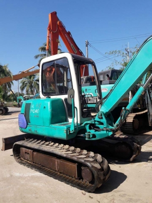 ขายจ้า..KOMATSU PC40-7E  เก่านอกแท้  เครื่องดำ  4,XXX  ชั่วโมง พร้อมใช้  โทร 089-3818694 ดวงนภา