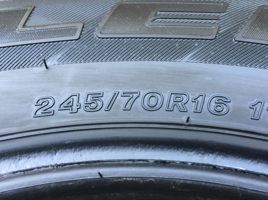 ยาง Bridgestone 245 70 16 ปี17 มี2ชุด ดอกเต็ม เนื้อนิ่มๆ ใช้ยาว ราคาไม่แพง