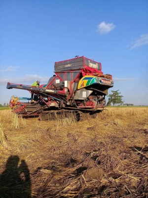 ขายรถเกี่ยวข้าวเจ้าช้างไวไฟปี51เครื่องอีซูซุ260ช่วงล่าง12โรงงาน