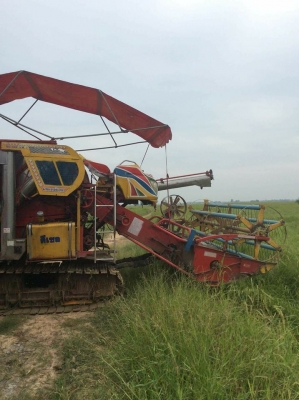 ขายรถเกี่ยวข้าวเจ้าช้างไวไฟปี51เครื่องอีซูซุ260ช่วงล่าง12โรงงาน