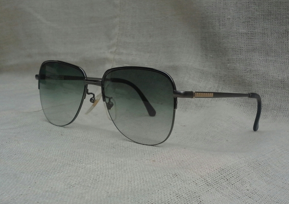 แว่นตาสูงศักดิ์ในราชสำนักอังกฤษ  'ไททาเนียมบริสุทธิ์ - สองกษัตริย์'  หายาก !  Vintage AQUASCUTUM handmade in England