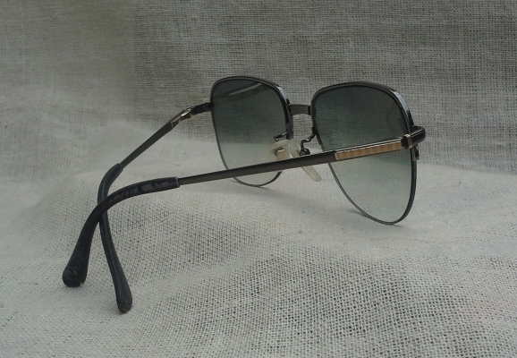 แว่นตาสูงศักดิ์ในราชสำนักอังกฤษ  'ไททาเนียมบริสุทธิ์ - สองกษัตริย์'  หายาก !  Vintage AQUASCUTUM handmade in England