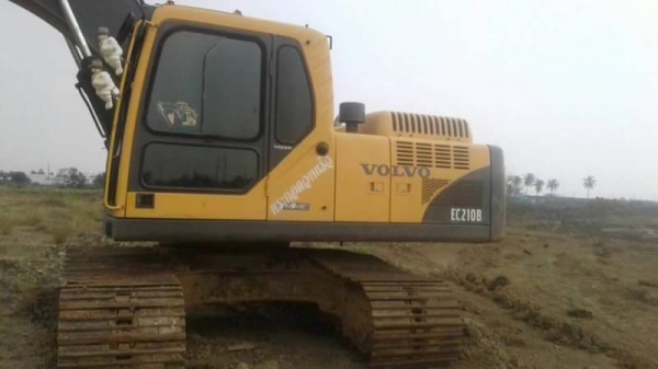ขาย 1,190,000 VOLVO EC 210 B PRMIE ชั่วโมงทำงาน 9,400 ชม. ไฟฟ้าครบ เครื่องดี ปั้มแรง เอวแน่น ช่วงล่างเต็ม เอกสารอินวอยทร์  รถอยู่ กทม. 090-772-3710 090-772-3708