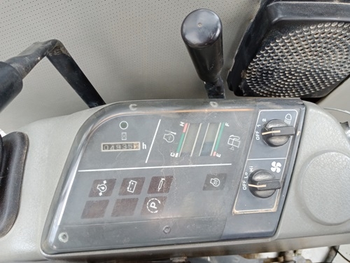 ขายรถขุดนำเข้าจากประเทศญี่ปุ่น komatsu pc60-7 มีใบมีดดัน สนใจติดต่อสอบถาม 0923309229 อีด