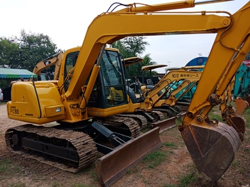 ขายรถขุดนำเข้าจากประเทศญี่ปุ่น komatsu pc60-7 มีใบมีดดัน สนใจติดต่อสอบถาม 0923309229 อีด