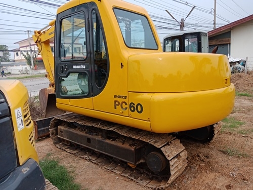 ขายรถขุดนำเข้าจากประเทศญี่ปุ่น komatsu pc60-7 มีใบมีดดัน สนใจติดต่อสอบถาม 0923309229 อีด