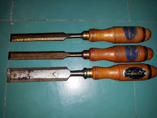 ขายสิ่วฉลามสามดาว หลายขนาดด้ามไม้สวยงาม MADE IN SWEDEN.เก่าเก็บ