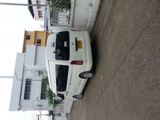 ขายรถตู้โตโยต้าราคา460000บาทจัดแนนท์ได้350000บาทโทร0643130366